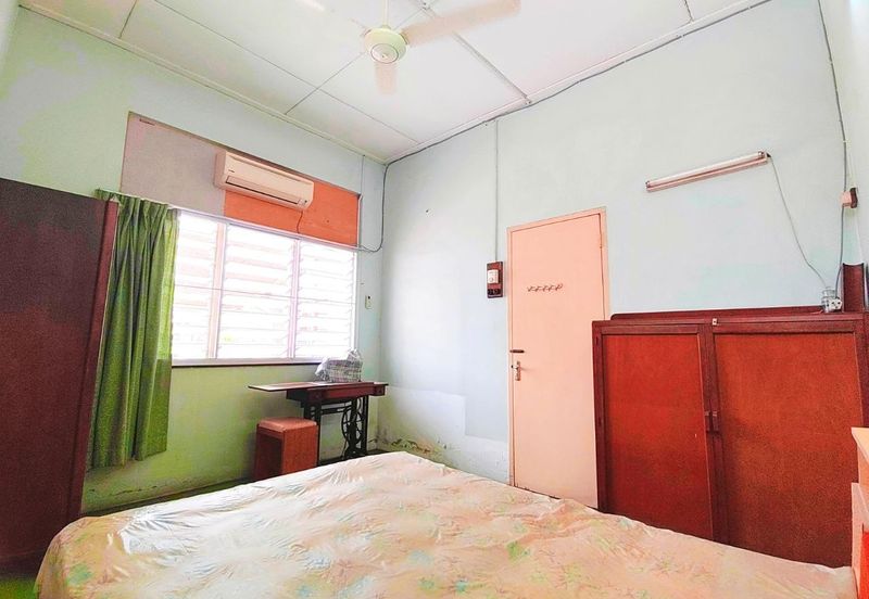 Canning Garden Single Storey Bungalow Corner Unit With Big Land For Sale 