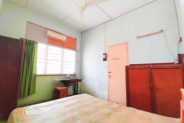 Canning Garden Single Storey Bungalow Corner Unit With Big Land For Sale 