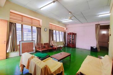 Canning Garden Single Storey Bungalow Corner Unit With Big Land For Sale 