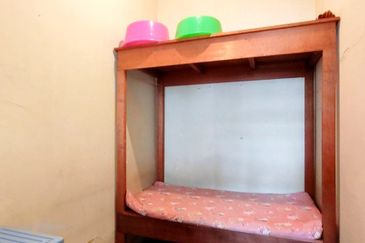 Canning Garden Single Storey Bungalow Corner Unit With Big Land For Sale 