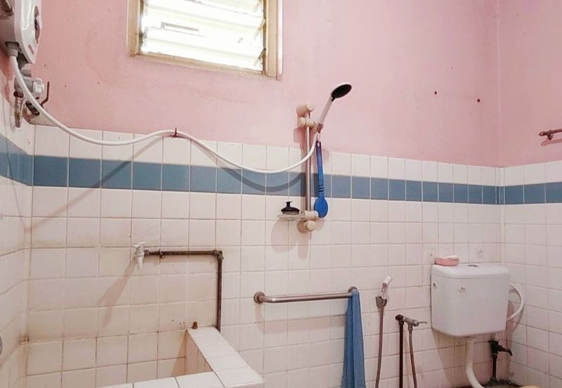 Canning Garden Single Storey Bungalow Corner Unit With Big Land For Sale 