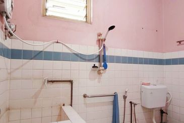 Canning Garden Single Storey Bungalow Corner Unit With Big Land For Sale 