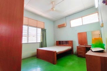 Canning Garden Single Storey Bungalow Corner Unit With Big Land For Sale 