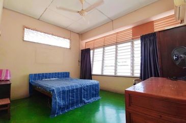 Canning Garden Single Storey Bungalow Corner Unit With Big Land For Sale 