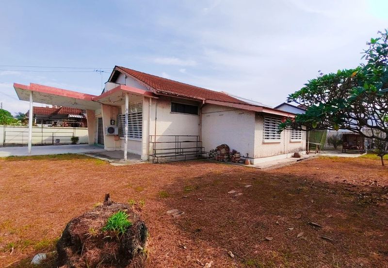 Canning Garden Single Storey Bungalow Corner Unit With Big Land For Sale 