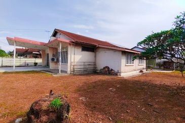 Canning Garden Single Storey Bungalow Corner Unit With Big Land For Sale 