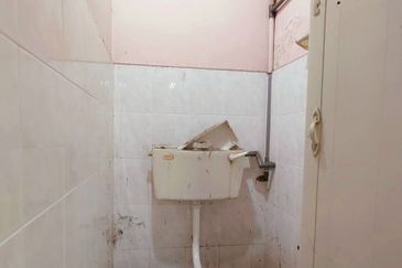 Canning Garden Single Storey Bungalow With Huge Land For Sale 