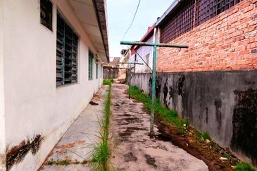 Canning Garden Single Storey Bungalow With Huge Land For Sale 