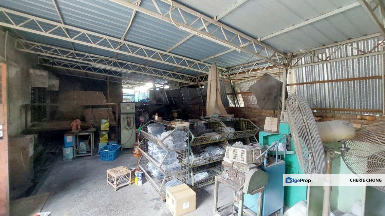 Lahat Menglembu Popular & Matured Area 1.5 Storey Semi-D Factory , Perak, Menglembu