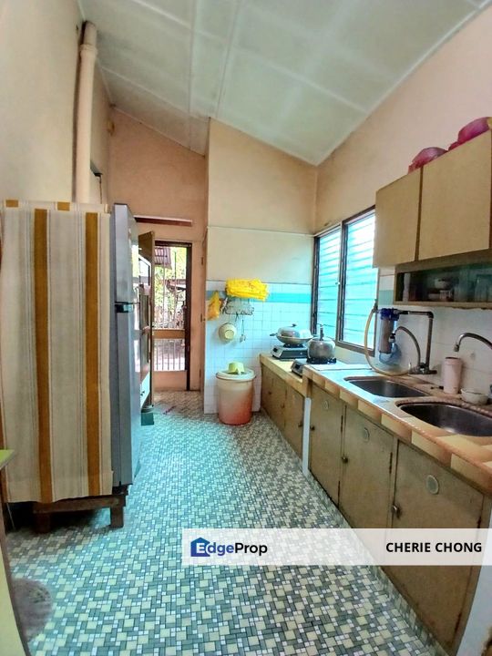 Taman Buntong Jaya Single Storey Bungalow Backyard With 30 Feet Extra Land , Perak, Ipoh