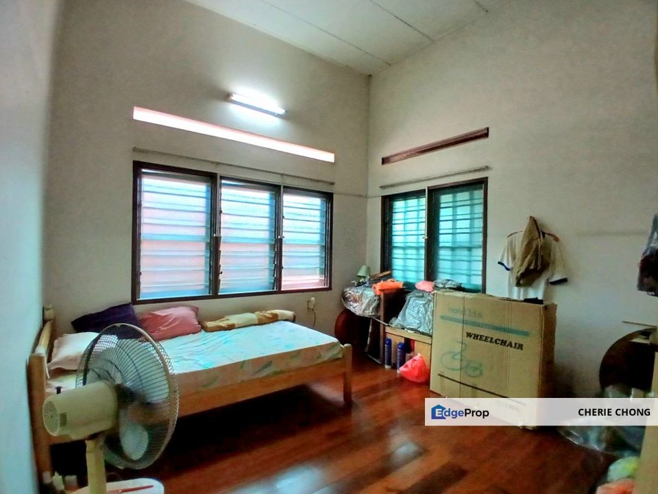 Taman Buntong Jaya Single Storey Bungalow Backyard With 30 Feet Extra Land , Perak, Ipoh