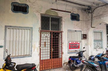 Menglembu Food Junction Super Long Retro Double Storey Shoplot 