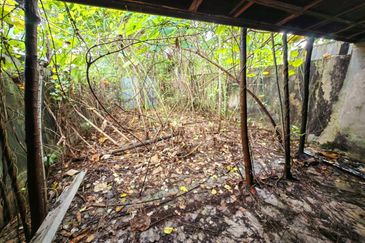 Menglembu Food Junction Super Long Retro Double Storey Shoplot 