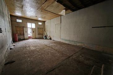 Menglembu Food Junction Super Long Retro Double Storey Shoplot 