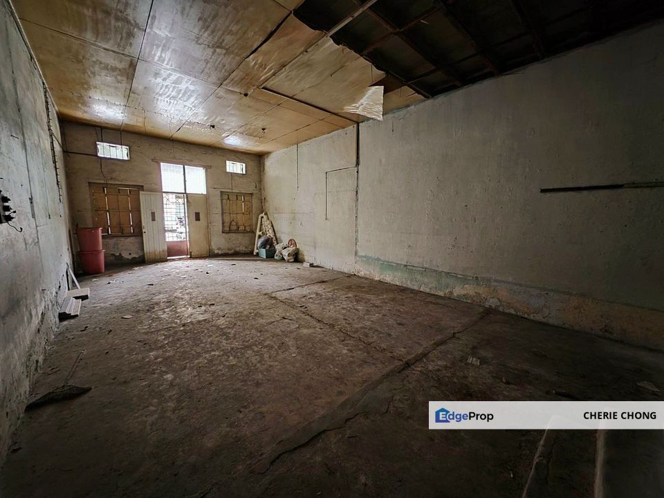 Menglembu Food Junction Super Long Retro Double Storey Shoplot , Perak, Menglembu