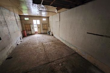 Menglembu Food Junction Super Long Retro Double Storey Shoplot 