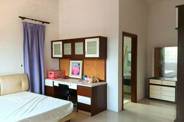 Taman River Villas Luxury Double Storey Bungalow Well-maintained Near Airport 