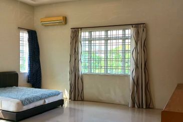 Taman River Villas Luxury Double Storey Bungalow Well-maintained Near Airport 