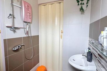 Menglembu Taman Desa Rishah Permai 3 Storey Terrace House Good Condition 