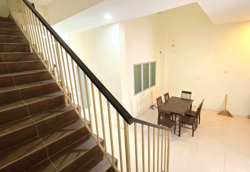Lahat Bercham Nice 2 Storey Terrace House Facing Field With 2 Balconies High Ceiling 