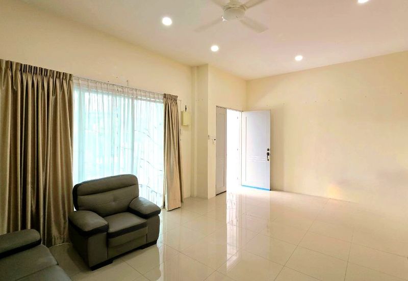 Lahat Bercham Nice 2 Storey Terrace House Facing Field With 2 Balconies High Ceiling 