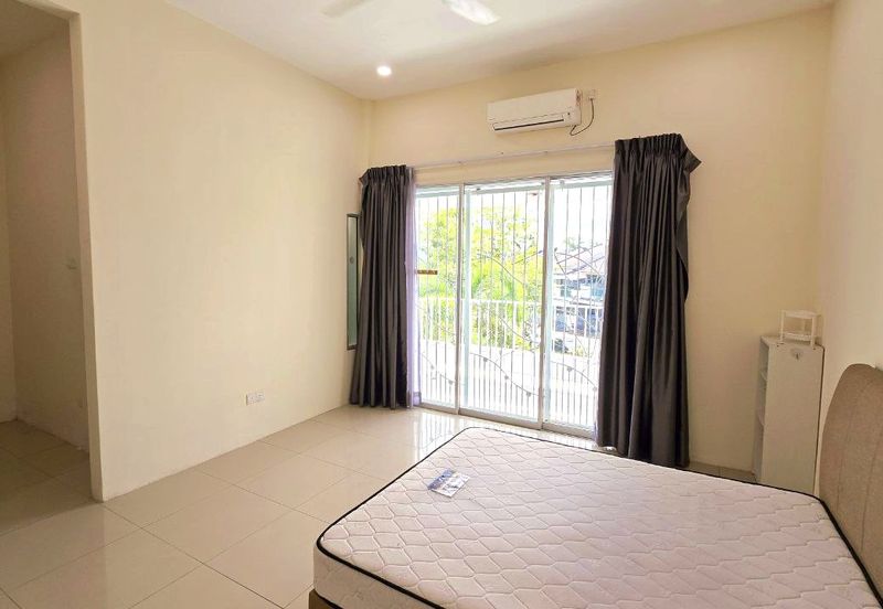 Lahat Bercham Nice 2 Storey Terrace House Facing Field With 2 Balconies High Ceiling 