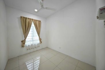 Green Park Lapangan Perdana Nice Spacious 2 Storey Semi-D House Gated Guarded Easy Access Botani Gunung Rapat Station 18