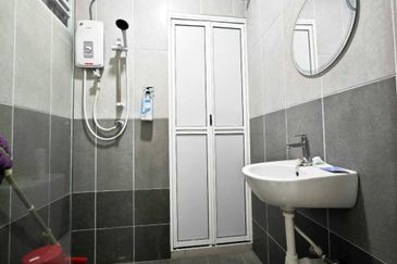 Green Park Lapangan Perdana Nice Spacious 2 Storey Semi-D House Gated Guarded Easy Access Botani Gunung Rapat Station 18