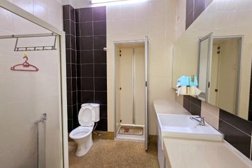 East Gate Bercham Nice Spacious 2 Storey Terrace House Gated Guarded Fully Aircond Easy Access Ipoh Garden 