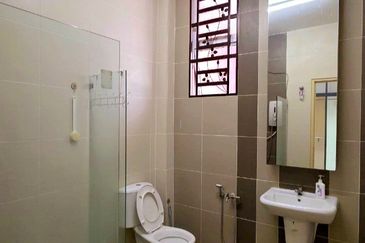 East Gate Bercham Nice Spacious 2 Storey Terrace House Gated Guarded Fully Aircond Easy Access Ipoh Garden 