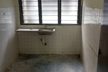 Taman Cuepacs Shop for Sale