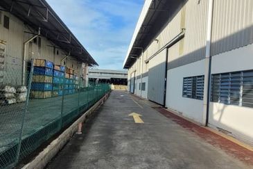 Bandar Bukit  Beruntung 2 Adjoining Warehouse for Rent