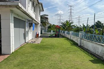 Seri Kembangan 2 Adjoining Semi-D For Sale at Attractive Price