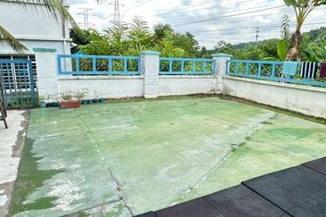 Seri Kembangan 2 Adjoining Semi-D For Sale at Attractive Price