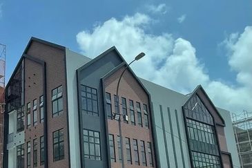 3 Storey Corner @ Sutera Square Taman Sutera Utama