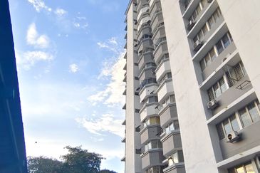 De Tropicana Condominium