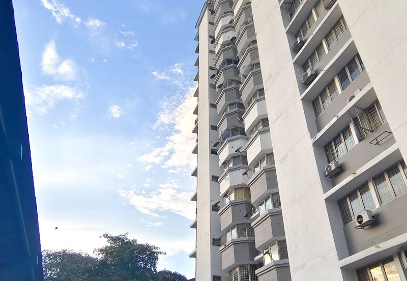 De Tropicana Condominium