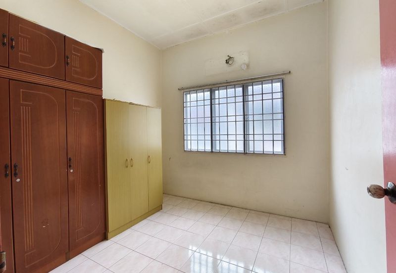 L193. Kapar town Raja nala Double storey house renovated kitchen cabinet