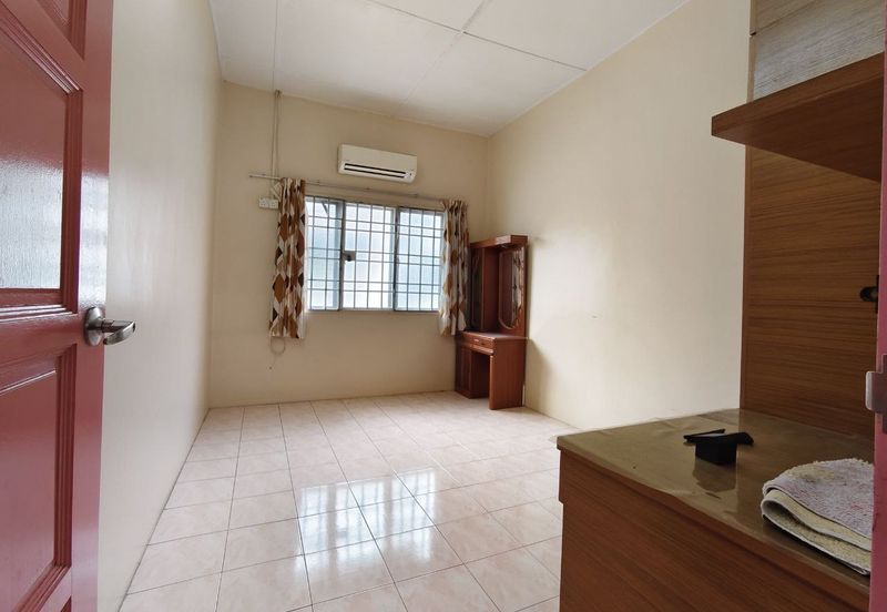 L193. Kapar town Raja nala Double storey house renovated kitchen cabinet