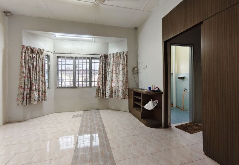 L193. Kapar town Raja nala Double storey house renovated kitchen cabinet