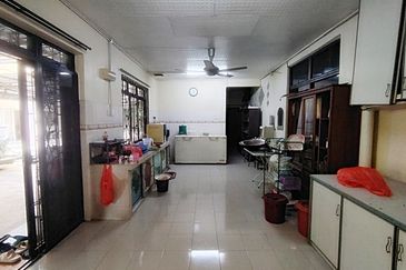 Kampung Olak Batu Banglo 2 Tingkat berserta Tanah 1 Ekar , Yong Peng