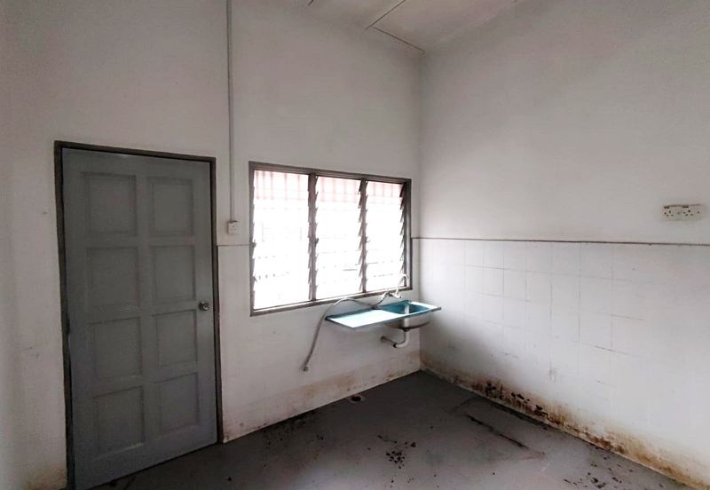 Taman Universiti, Parit Raja