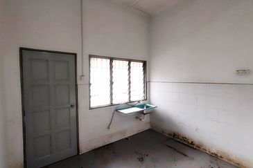 Taman Universiti, Parit Raja