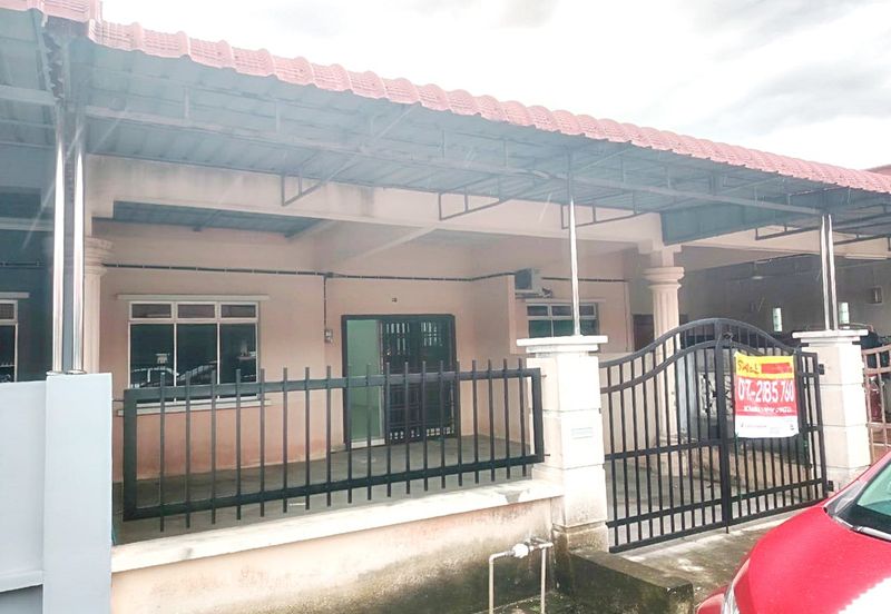 Taman Universiti, Parit Raja