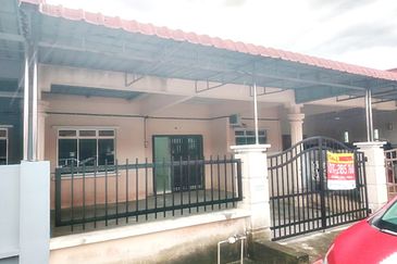 Taman Universiti, Parit Raja