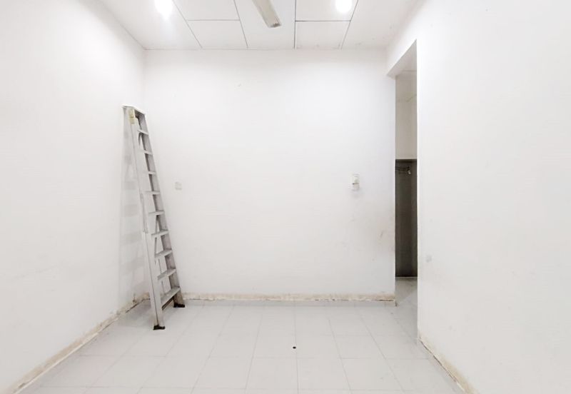 Taman Universiti, Parit Raja