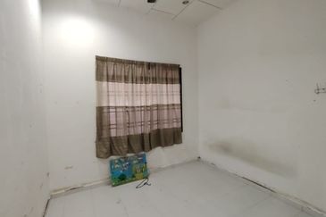 Taman Universiti, Parit Raja