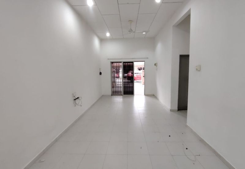 Taman Universiti, Parit Raja