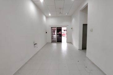 Taman Universiti, Parit Raja