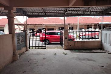 Taman Universiti, Parit Raja